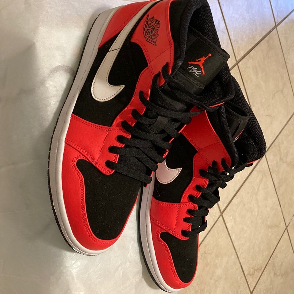 Nike Jordan 1 Mid Infrared 23